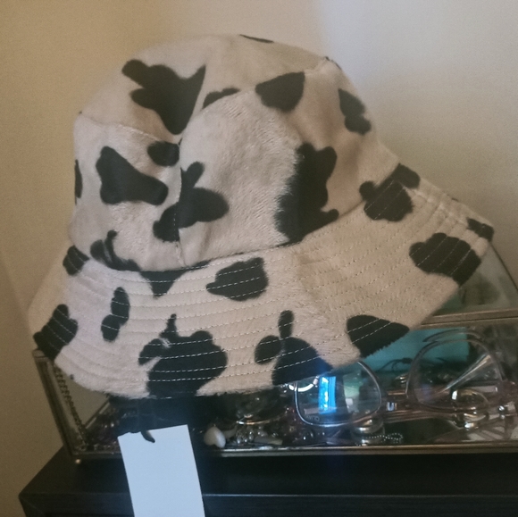 INSIGHT faux fur cowprint bucket hat NWT - Picture 9 of 10